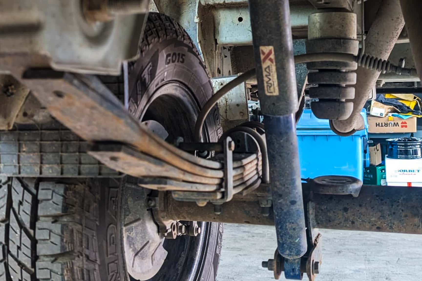 Blick auf die Hinterachse: Angepasste Blattfedern und Stoßdämpfer