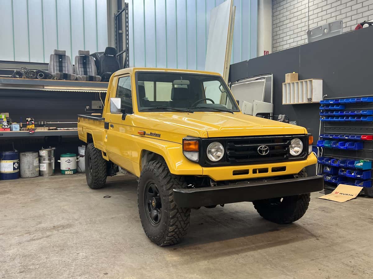 Ein wunderschön restaurierter Toyoate HZJ in den Räumen von Xtremobility