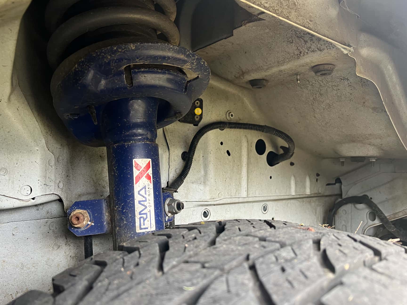 Neue Federbeine an der Vorderachse mit einstellbarem Sturz