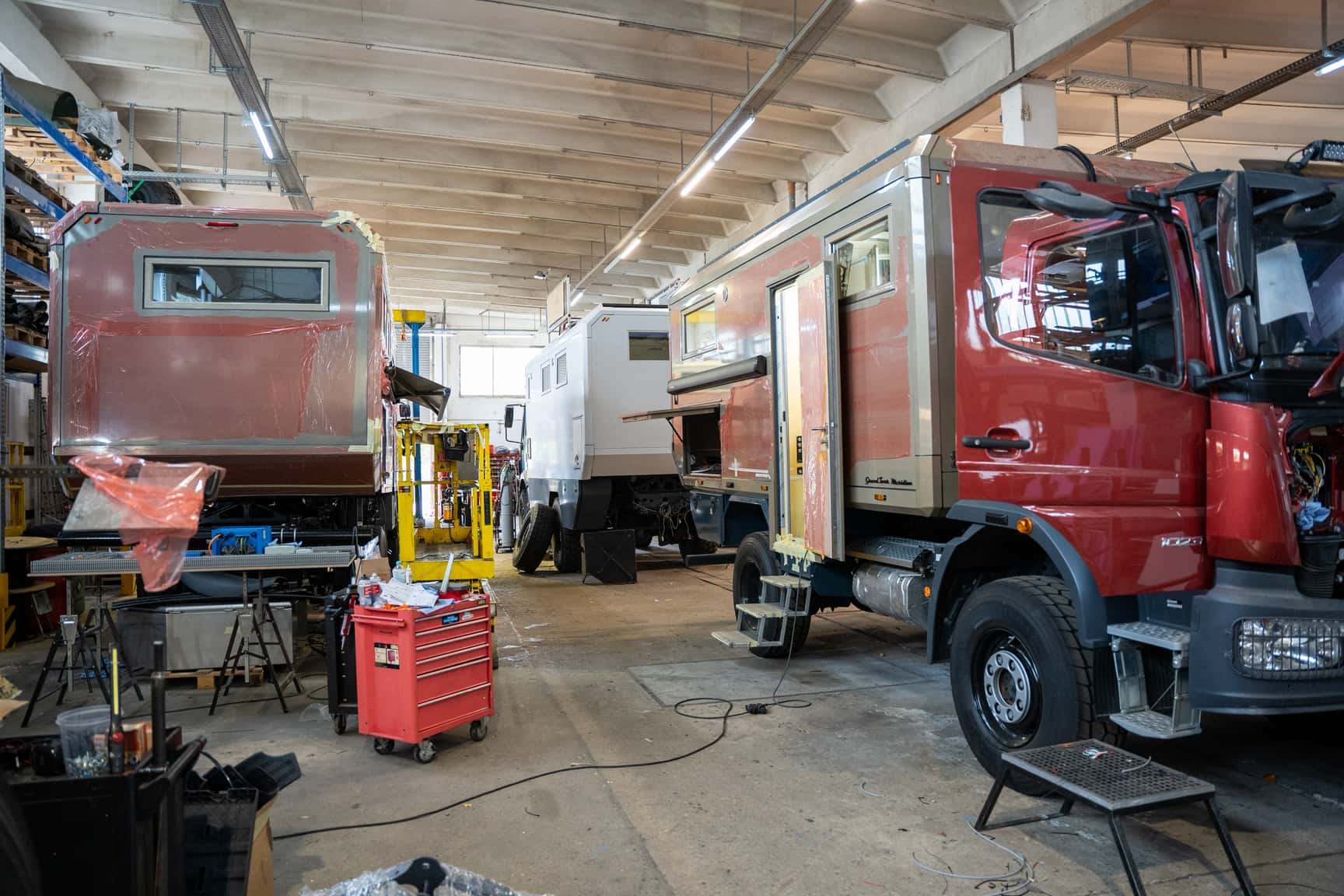Blick in die große Montagehalle mit mehreren im Bau befindlichen Projekten