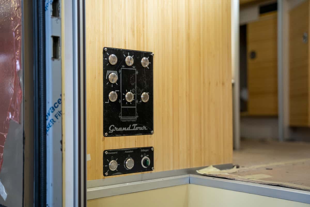 Kontrollpanel am Eingang der Kabine