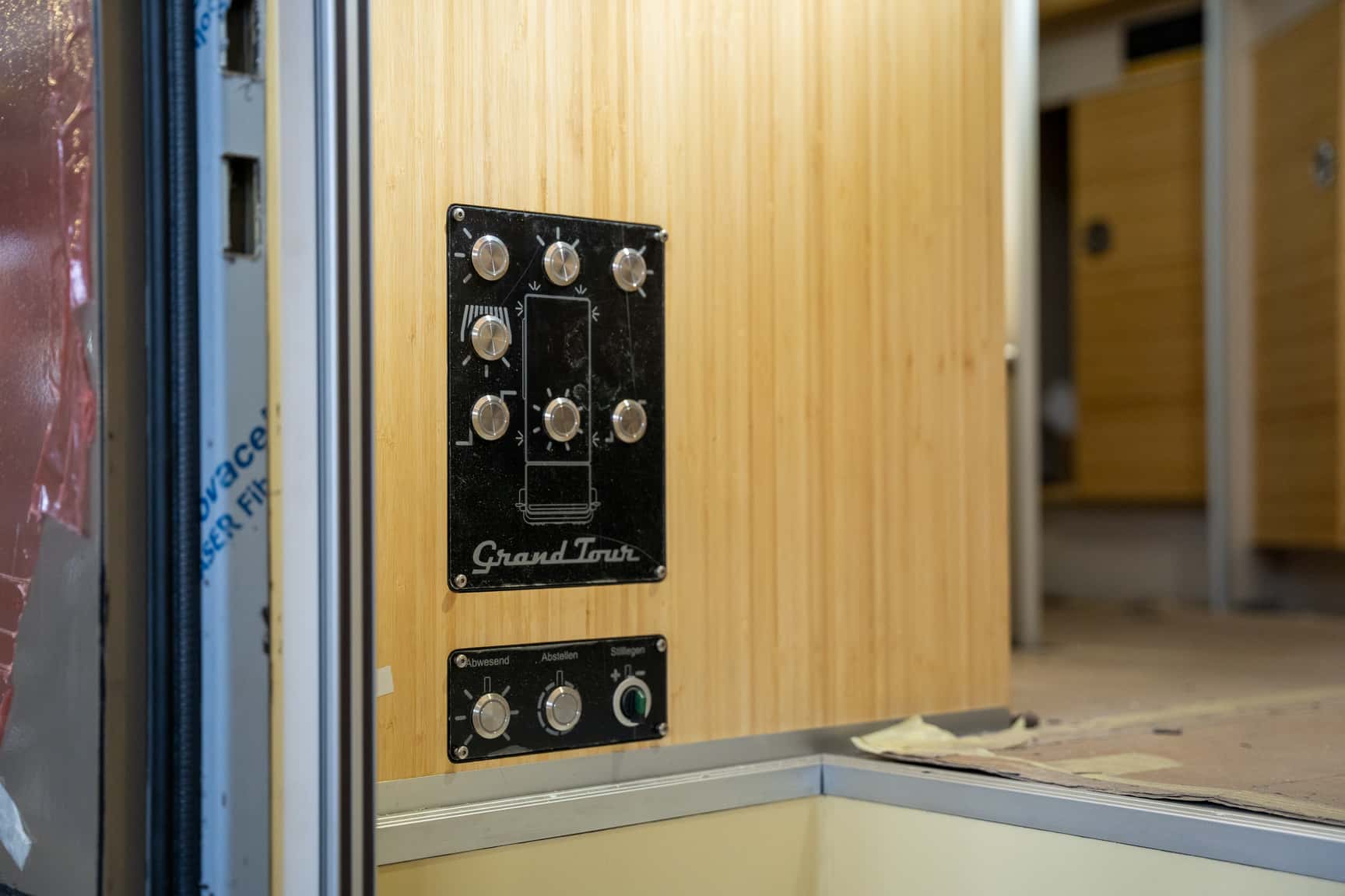 Kontrollpanel am Eingang der Kabine