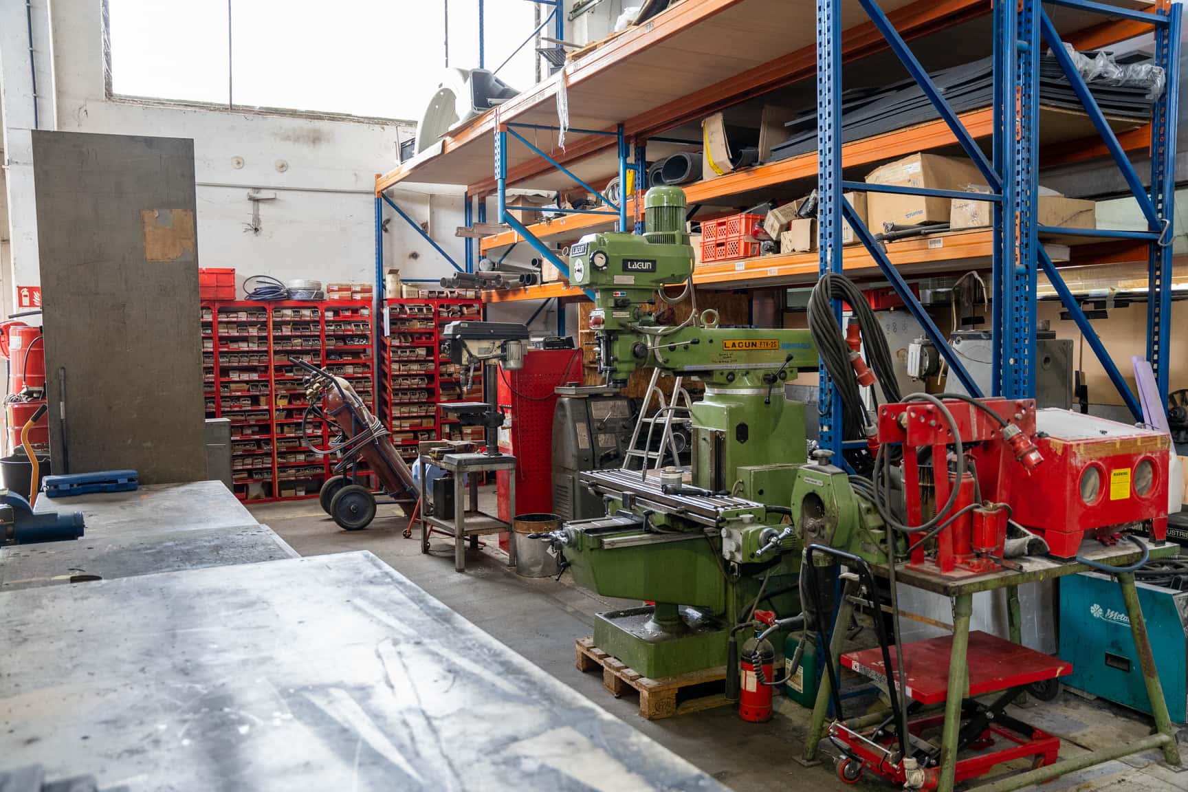 Vom Metallbau bis zur Tischlerei passiert bei Eine Welt Reisen alles in eigener Werkstatt