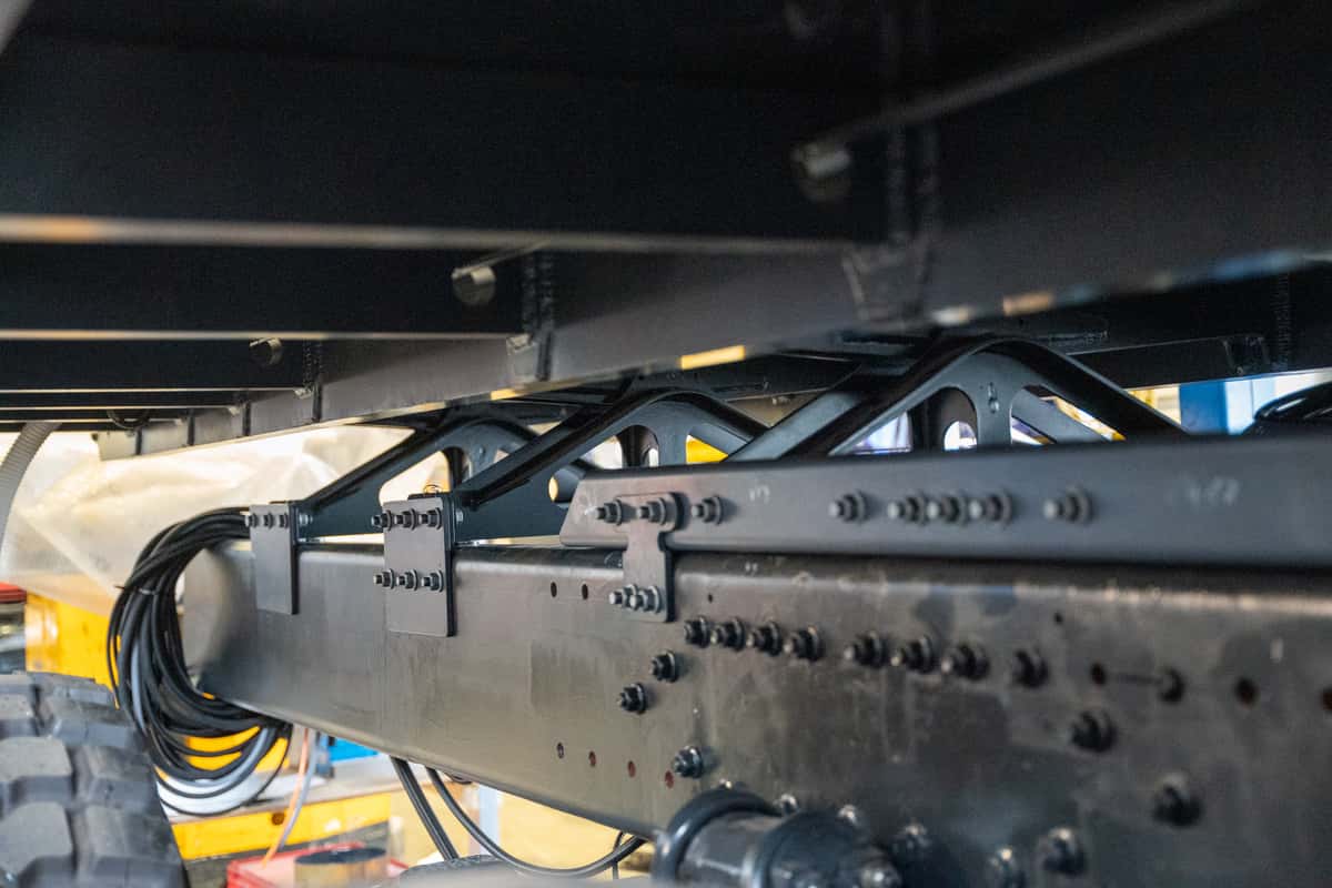 Blick auf die Wippenlagerung der Kabine auf dem Fahrgestell