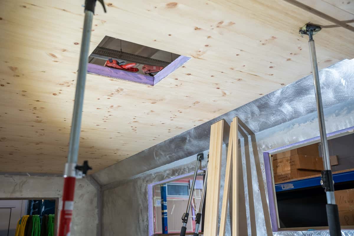 Diese Kabine wird von Innen mit Zirbenholz verkleidet