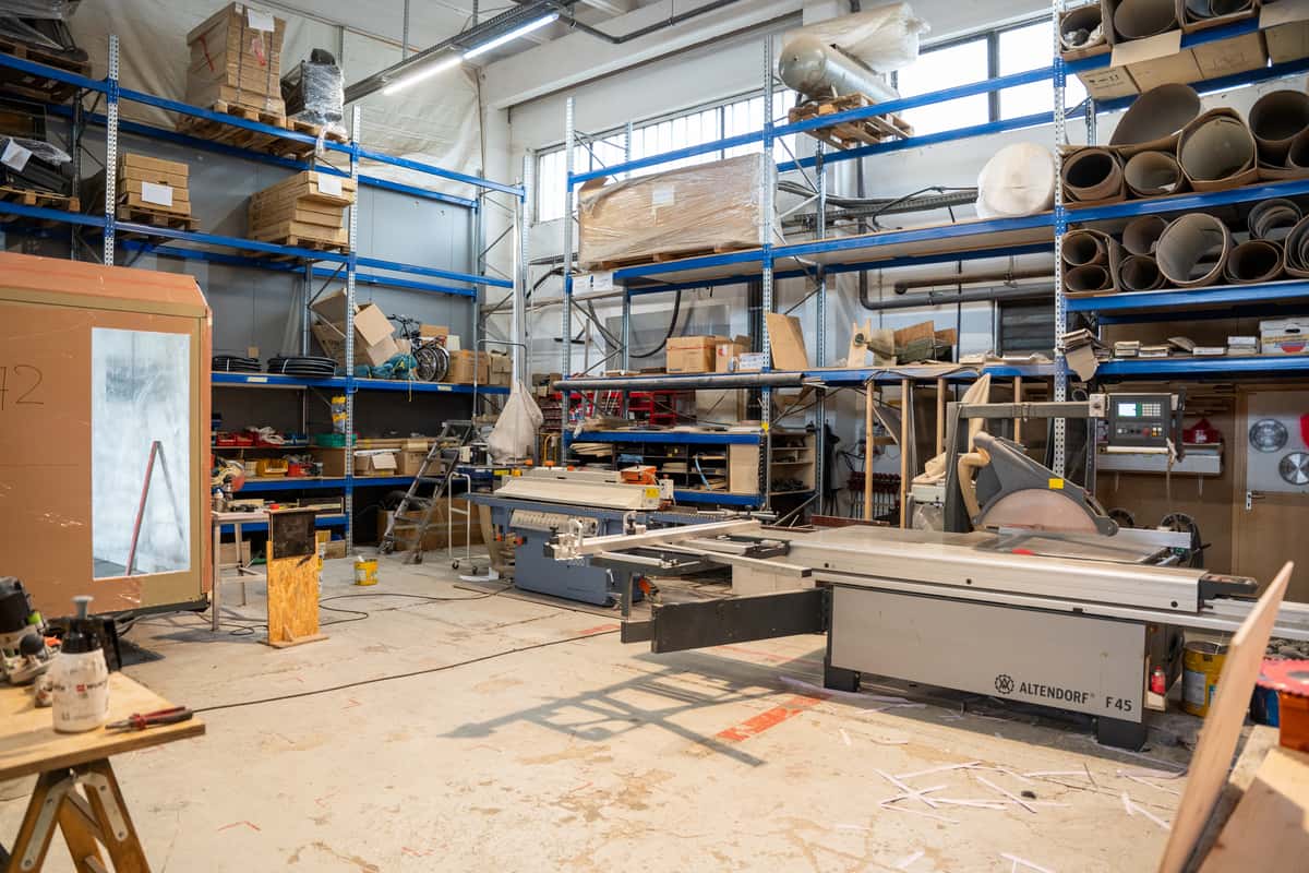 Blick in die Tischlereiabteilung bei Eine Welt Reisen