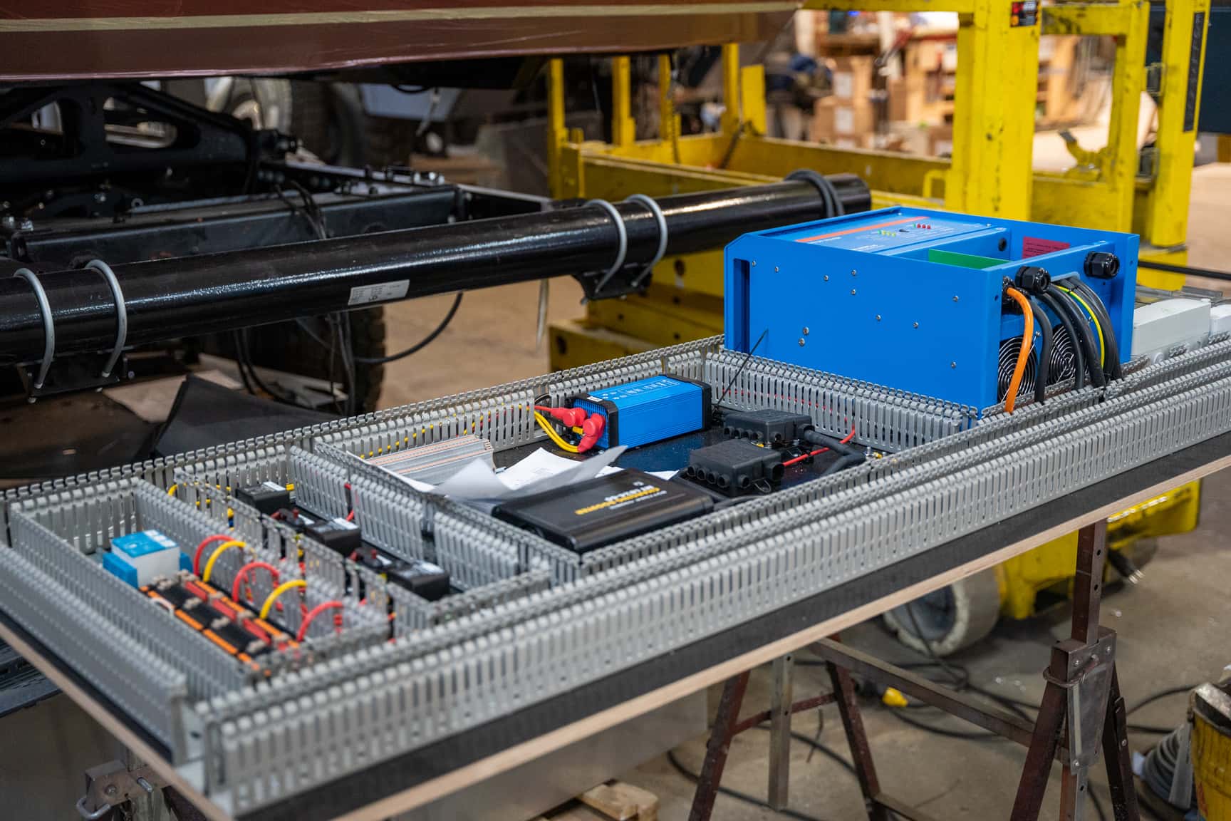 Aufbau der Elektrik für ein Fernreisemobil bei Eine Welt Reisen