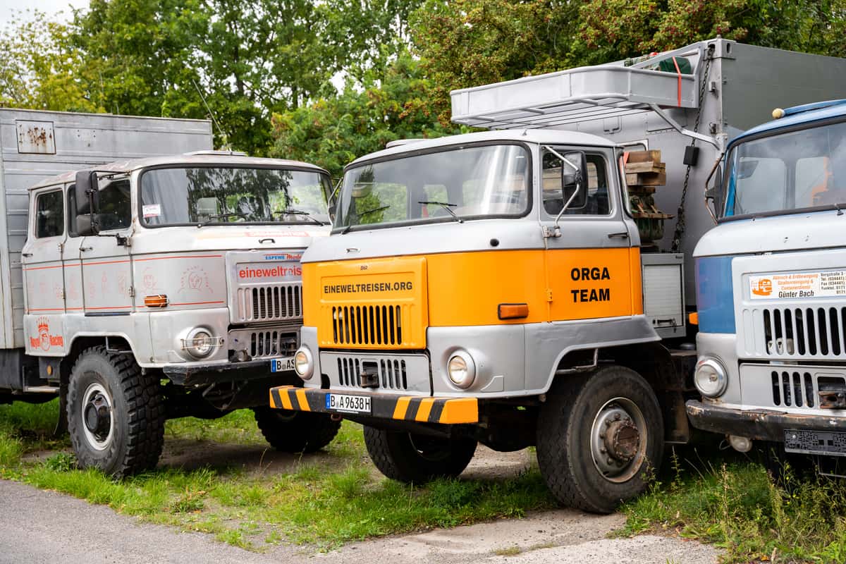 Jede Menge LKWs auf dem Gelände verraten schnell, worum es hier geht