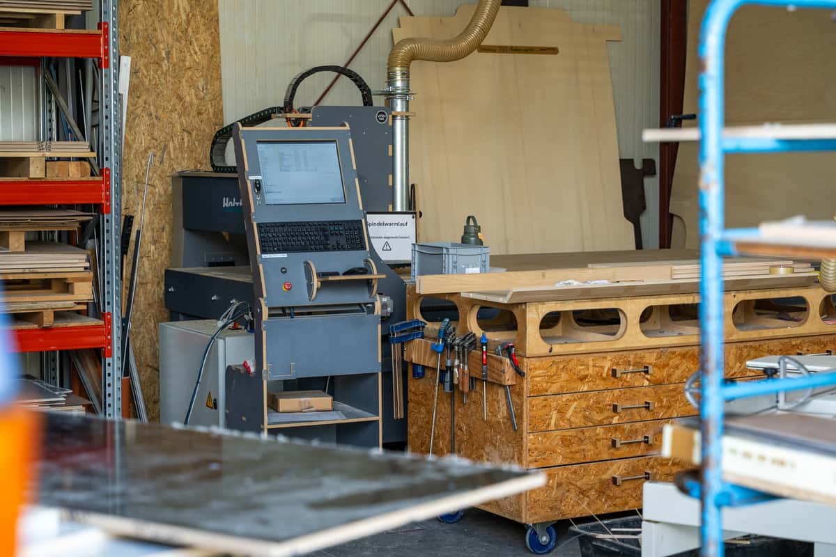 CNC Holzfräse in der Werkstatt der Vanfabrik