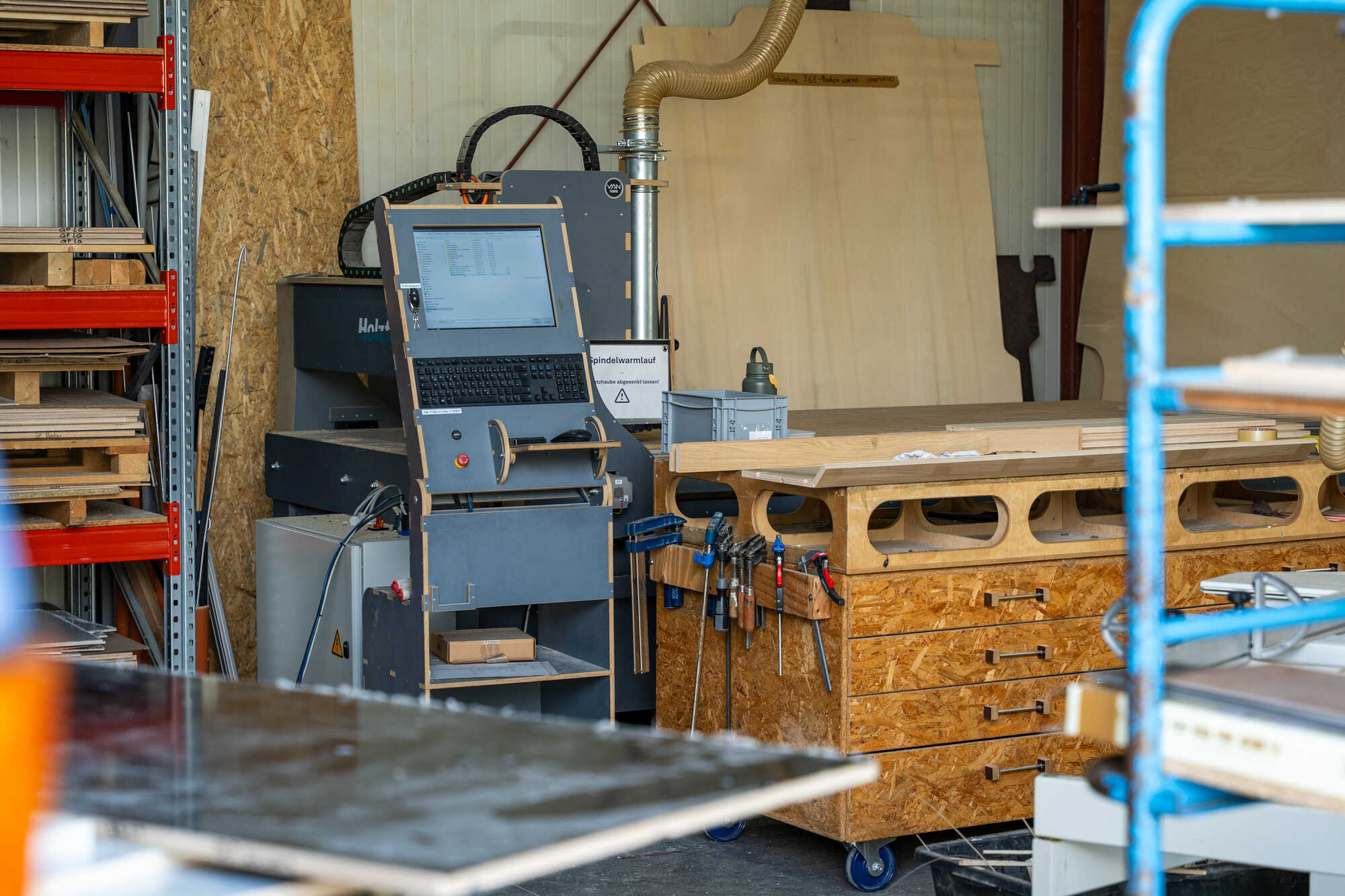 CNC Holzfräse in der Werkstatt der Vanfabrik