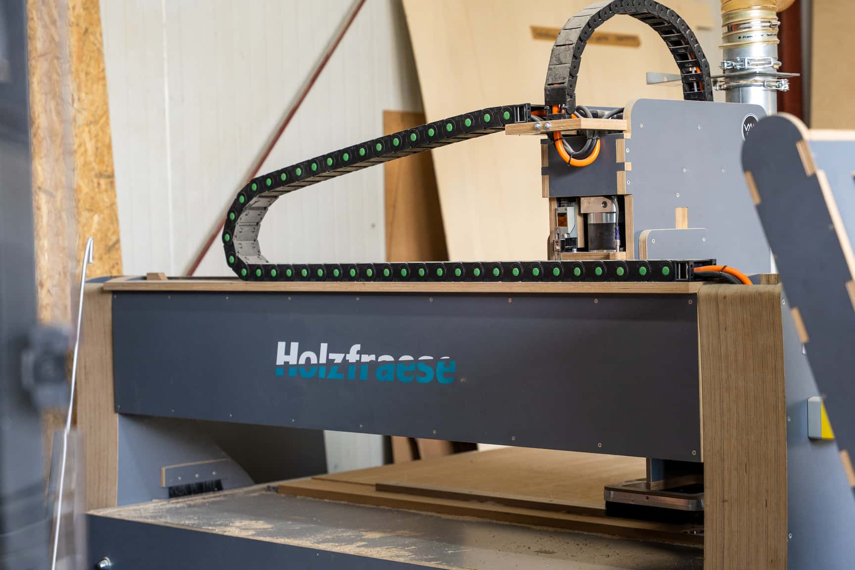 CNC Holzfräse in der Werkstatt der Vanfabrik