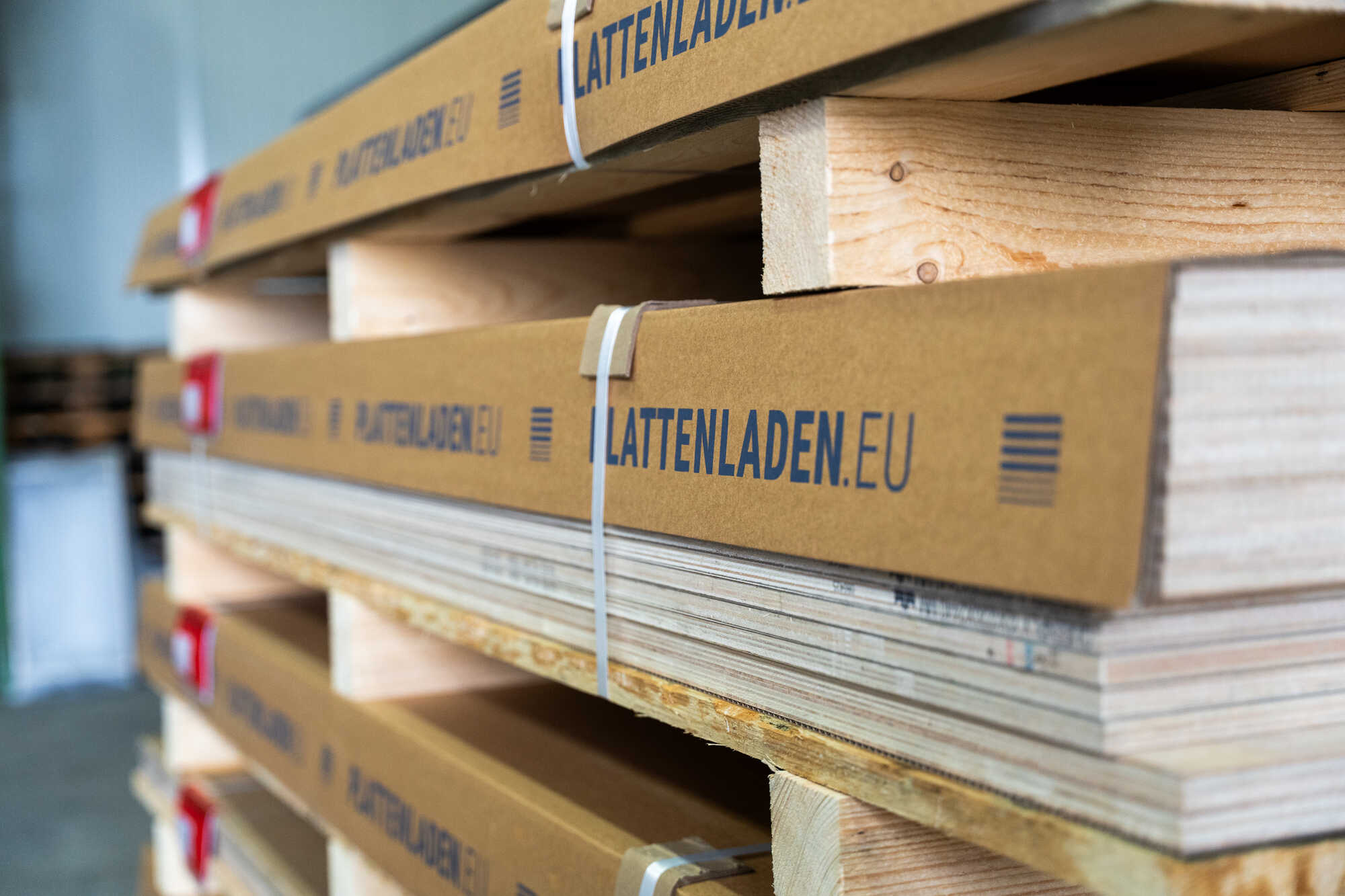 Queenply-Platten fertig gepackt zum Abholen
