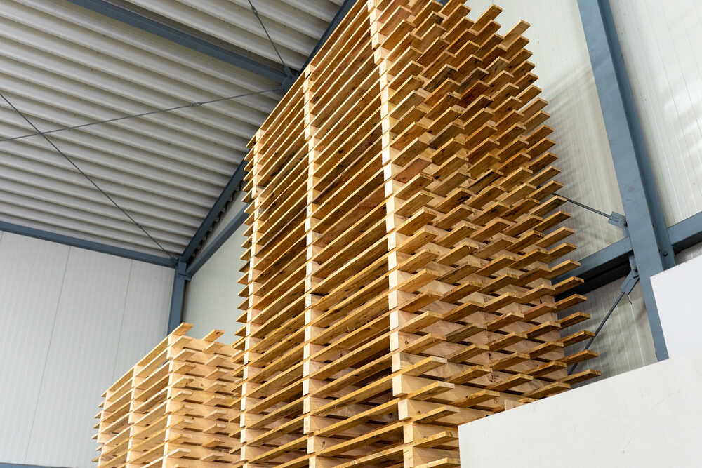 Hoher Palettenstapel im Lager vom Plattenladen