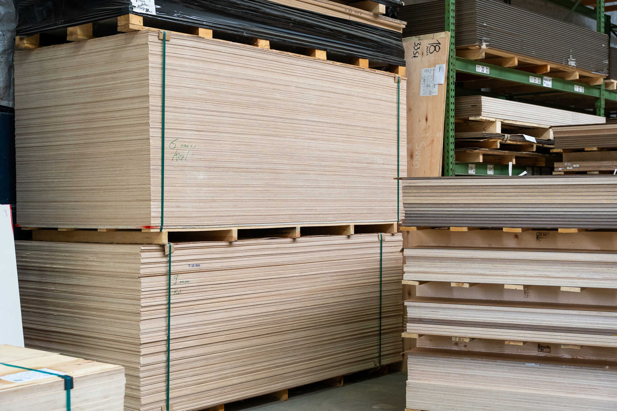 Plattenstapel Queenply im Lager vom Plattenladen