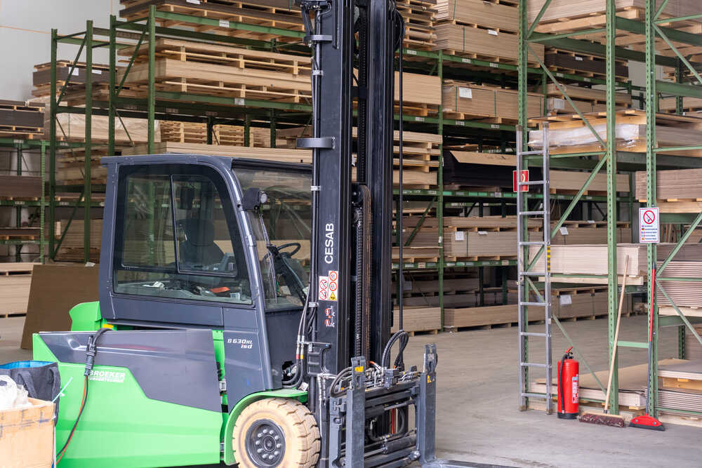 Stapler zur Verladung der Queenply im Lager des Plattenladen