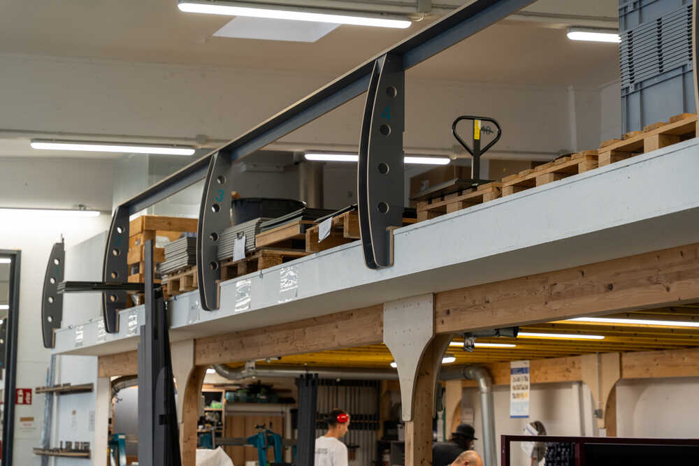 Auch in der Produktionshalle findet sich überall die Bauweise aus Holzelementen wieder