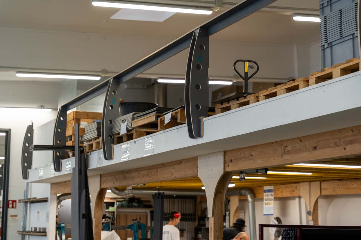 Auch in der Produktionshalle findet sich überall die Bauweise aus Holzelementen wieder