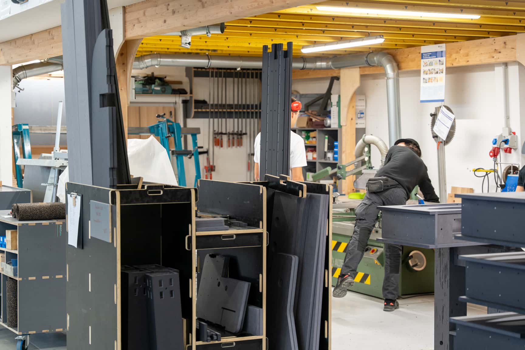 Holzwerkstatt in den Hallen der CNC Holzfr¨åse