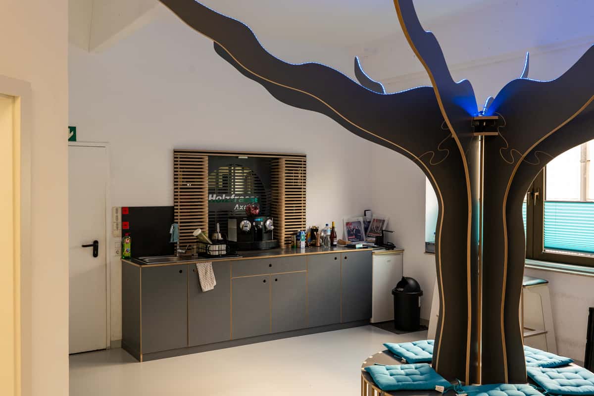 Frästeile überall: kaum etwas in den Räumen der CNC Holzfräse ist nicht gefräst worden