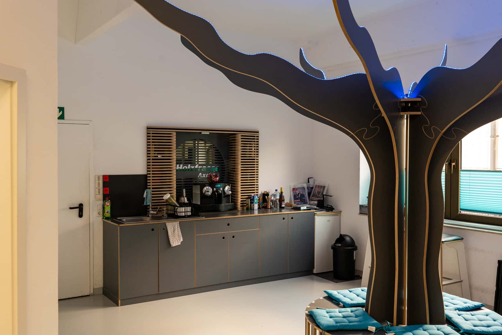 Frästeile überall: kaum etwas in den Räumen der CNC Holzfräse ist nicht gefräst worden