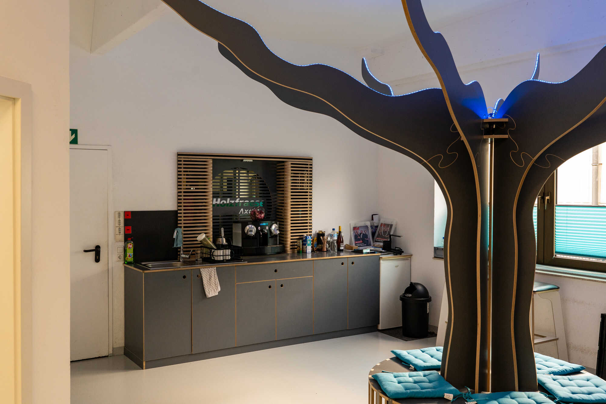 Frästeile überall: kaum etwas in den Räumen der CNC Holzfräse ist nicht gefräst worden