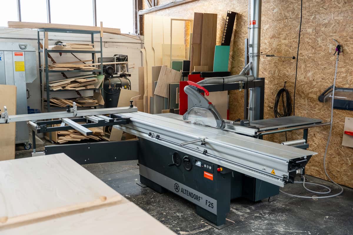 Auch traditionelle Holzbearbeitungsmaschinen finden sich bei der Camper Schmiede