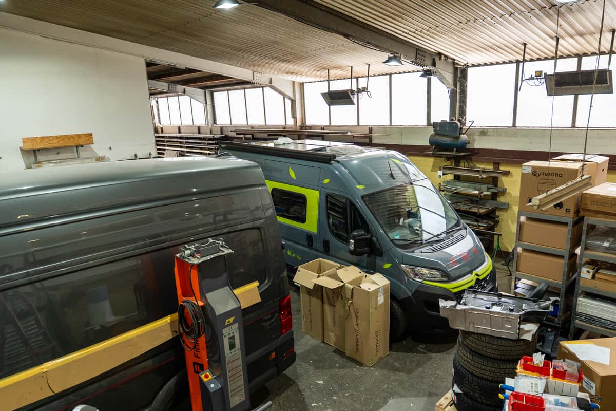 KFZ-Bereich mit Hebebühne in den Räumen der Camper Schmiede