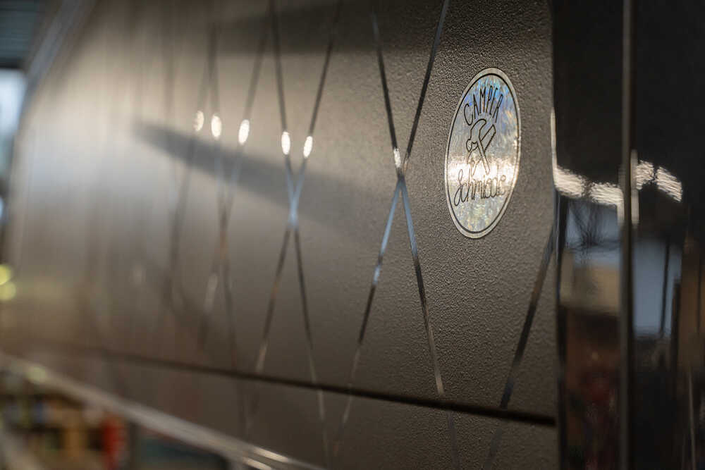 Spezielle Raptor-Lackierung mit Rautenmuster auf dem aktuellen Sprinter