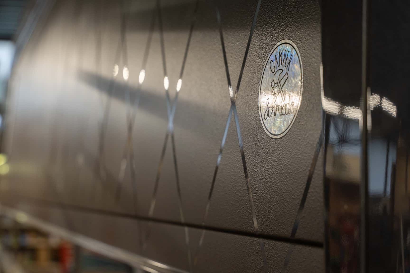 Spezielle Raptor-Lackierung mit Rautenmuster auf dem aktuellen Sprinter