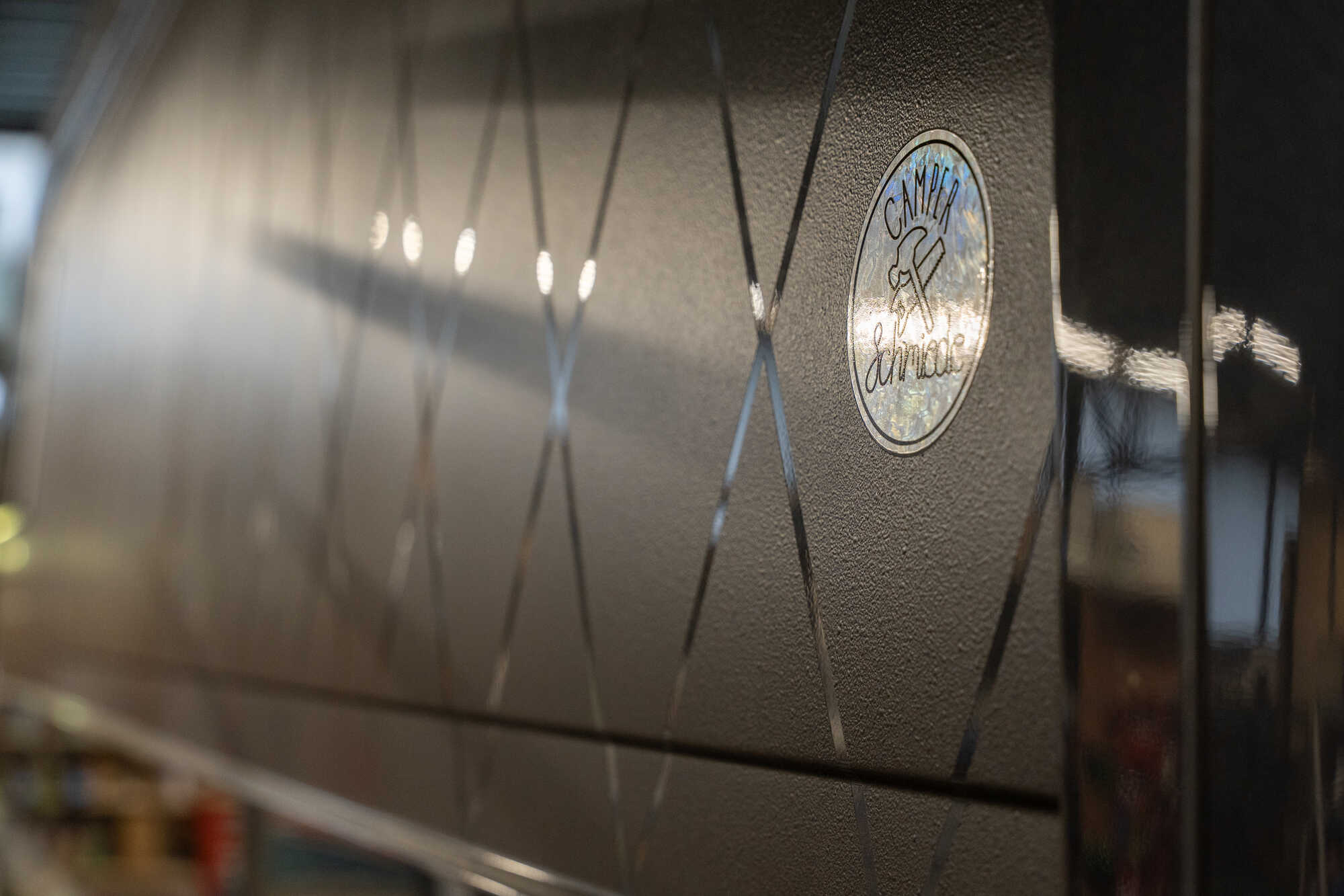 Spezielle Raptor-Lackierung mit Rautenmuster auf dem aktuellen Sprinter