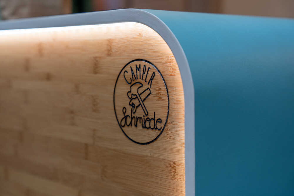 Runde Formen und kräftige Farben im Messefahrzeug der Camper Schmiede