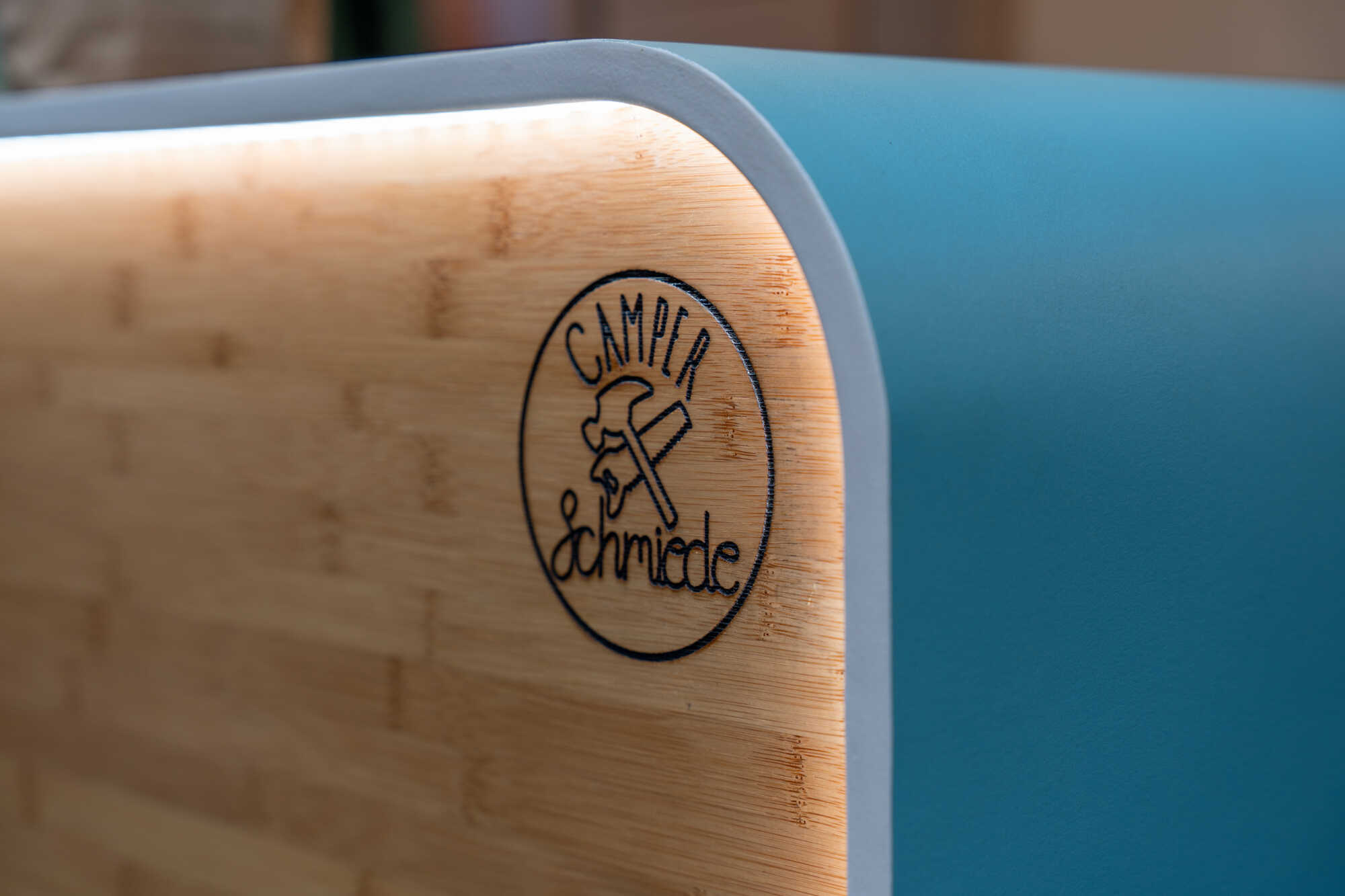 Runde Formen und kräftige Farben im Messefahrzeug der Camper Schmiede