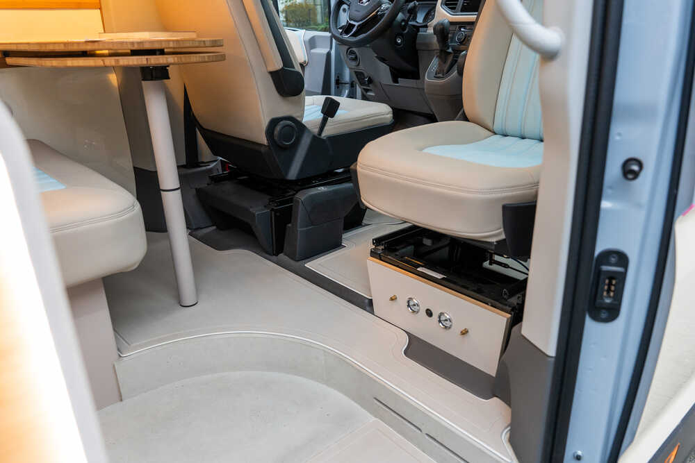 Gestaltung des Eingangsbereichs im Messefahrzeug der Camper Schmiede