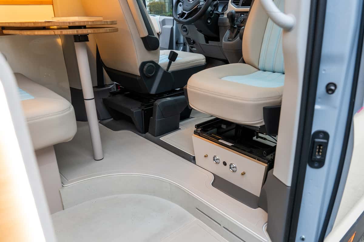 Gestaltung des Eingangsbereichs im Messefahrzeug der Camper Schmiede