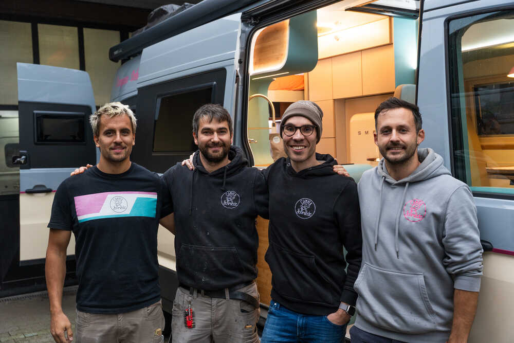 Ein Teil des des Teams der Camper Schmiede vor dem Ausstellungsfahrzeug