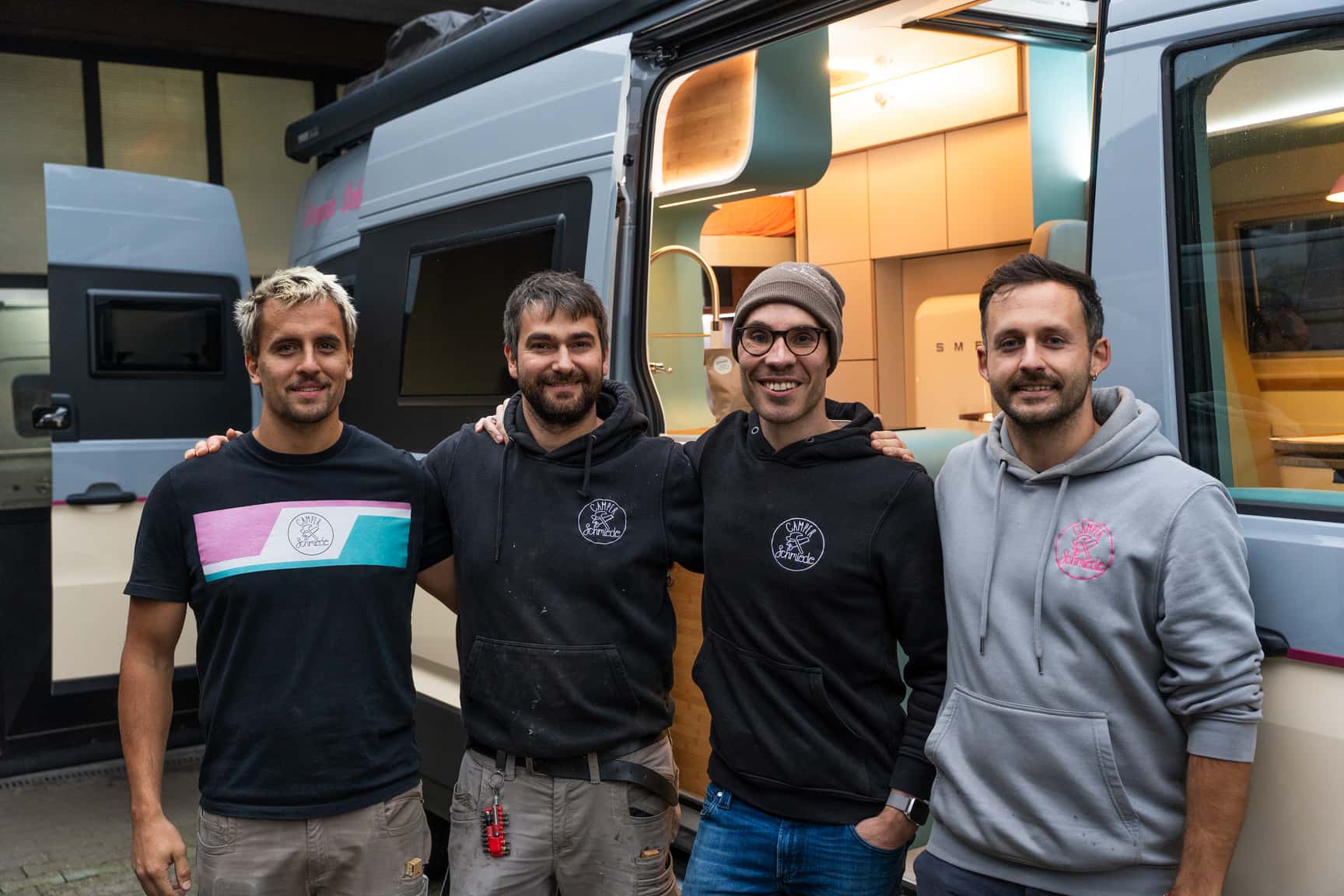 Ein Teil des des Teams der Camper Schmiede vor dem Ausstellungsfahrzeug