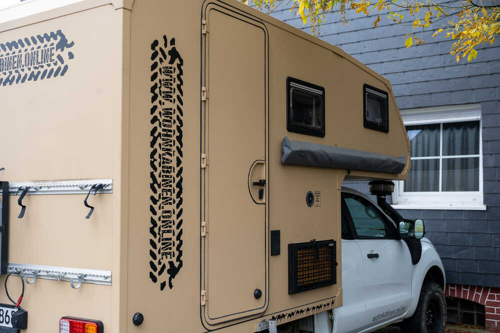 Ansicht von der Beifahrerseite auf Rogers Pickup-Camper