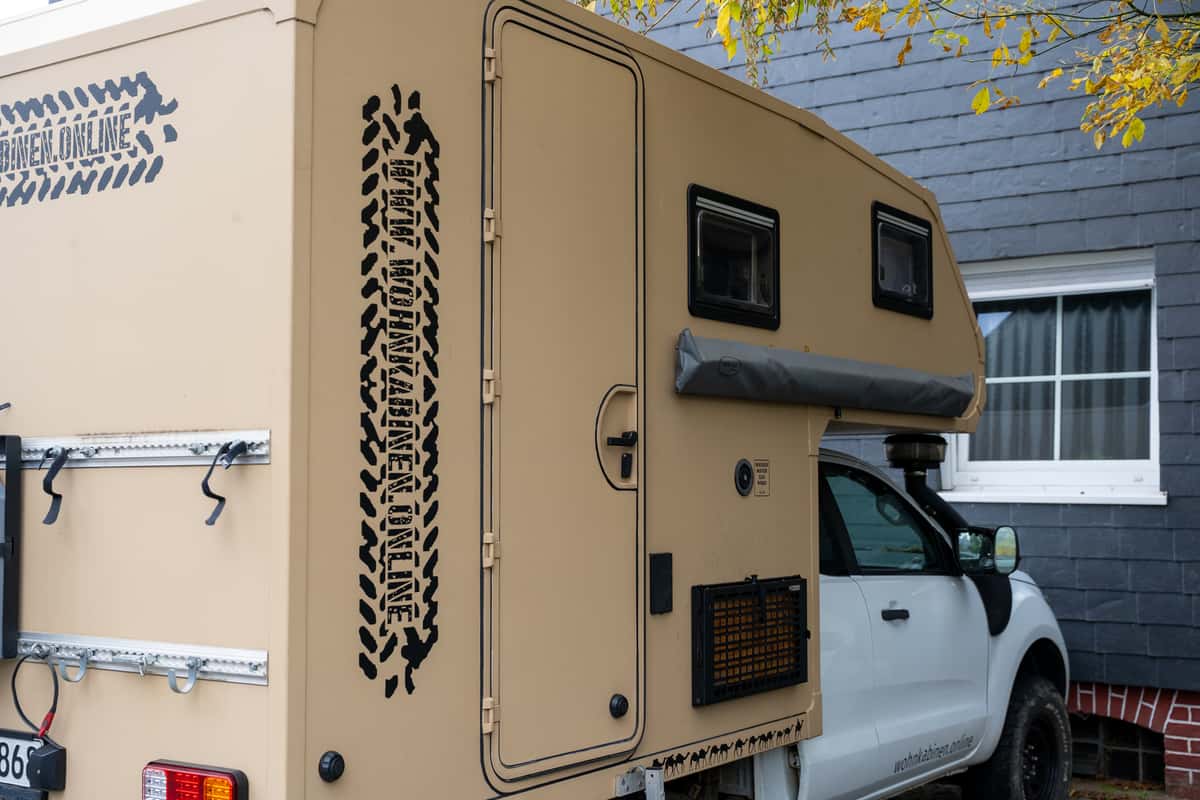 Ansicht von der Beifahrerseite auf Rogers Pickup-Camper