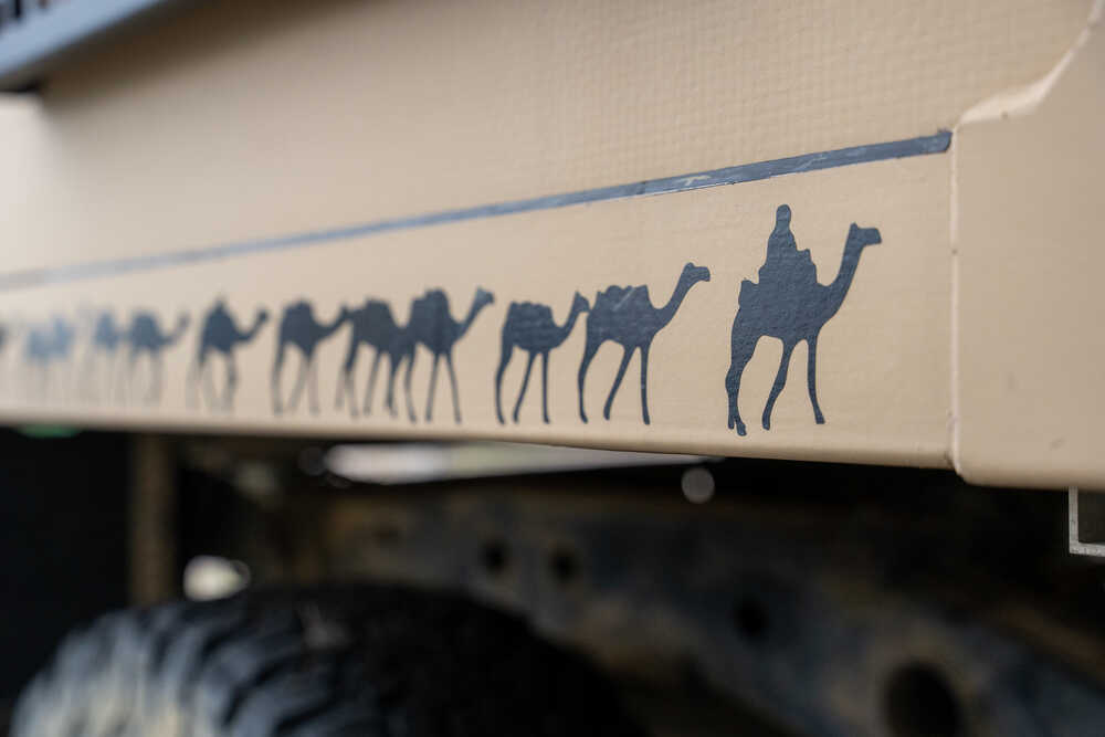 Über der Hinterachse zieht eine Karavane entlang...