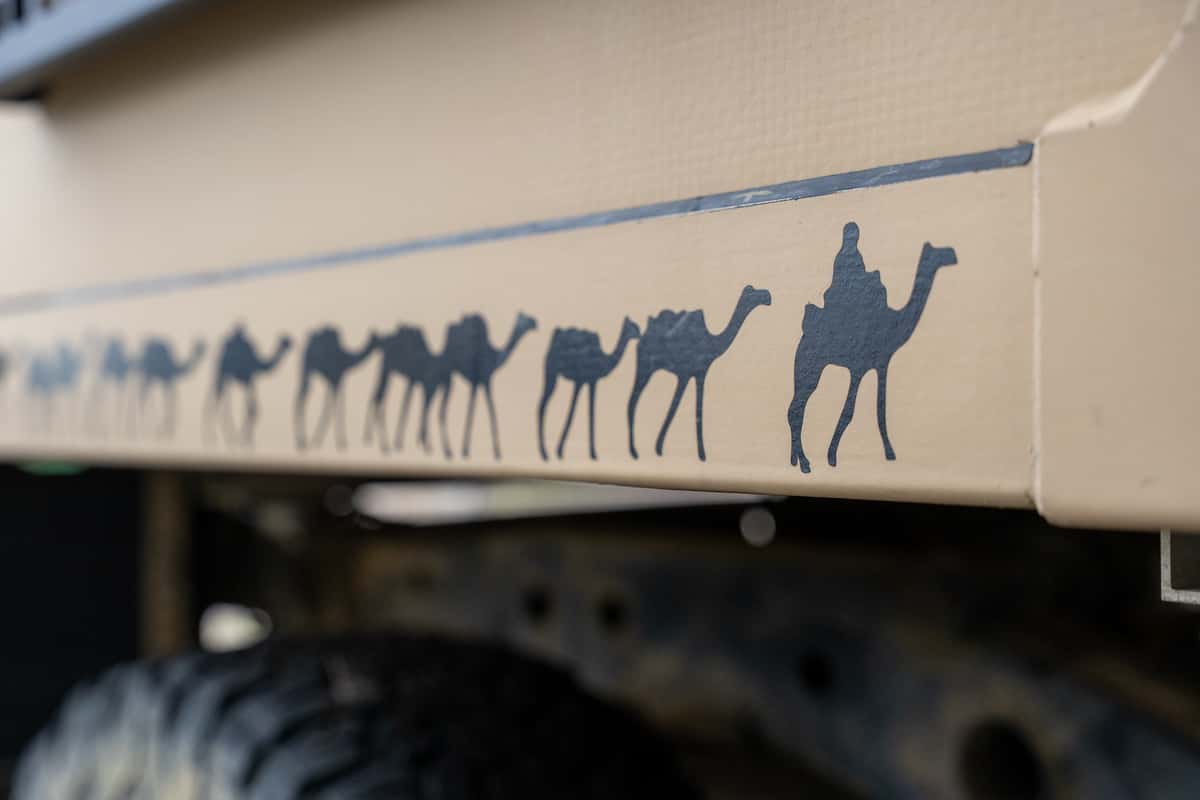 Über der Hinterachse zieht eine Karavane entlang...