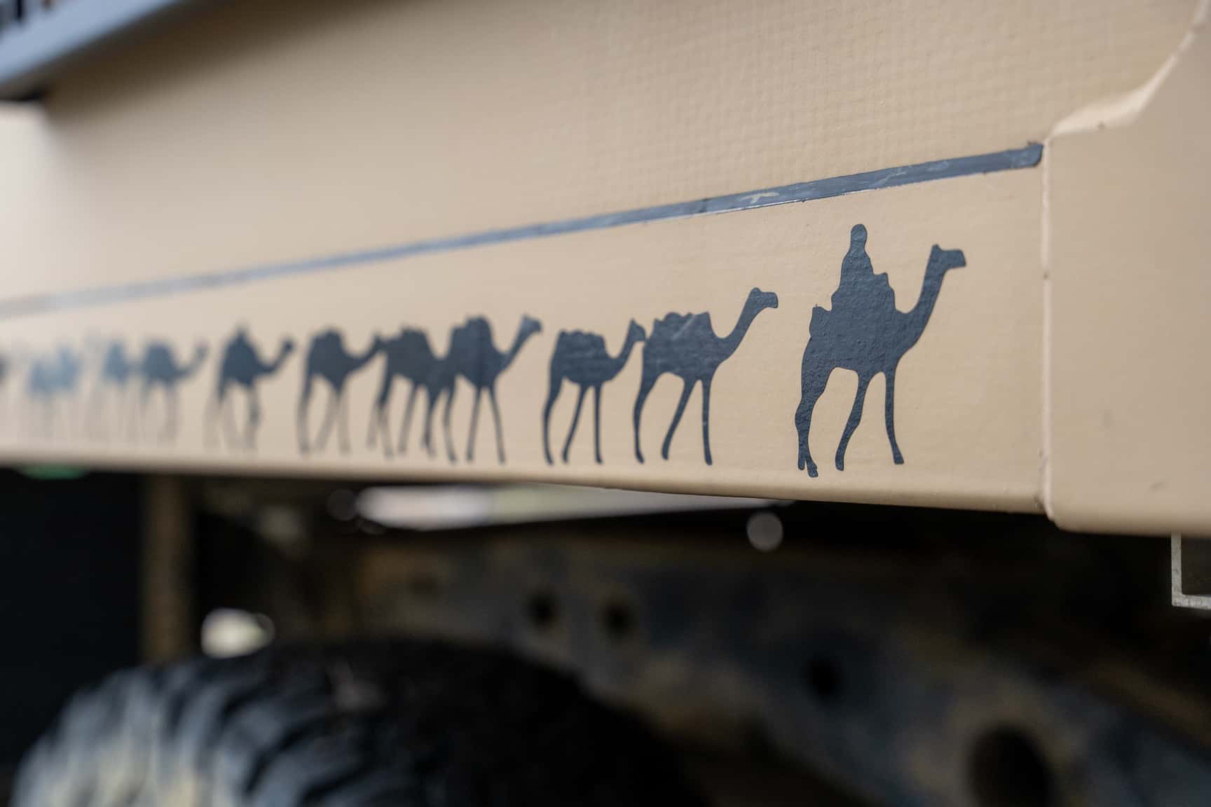 Über der Hinterachse zieht eine Karavane entlang...