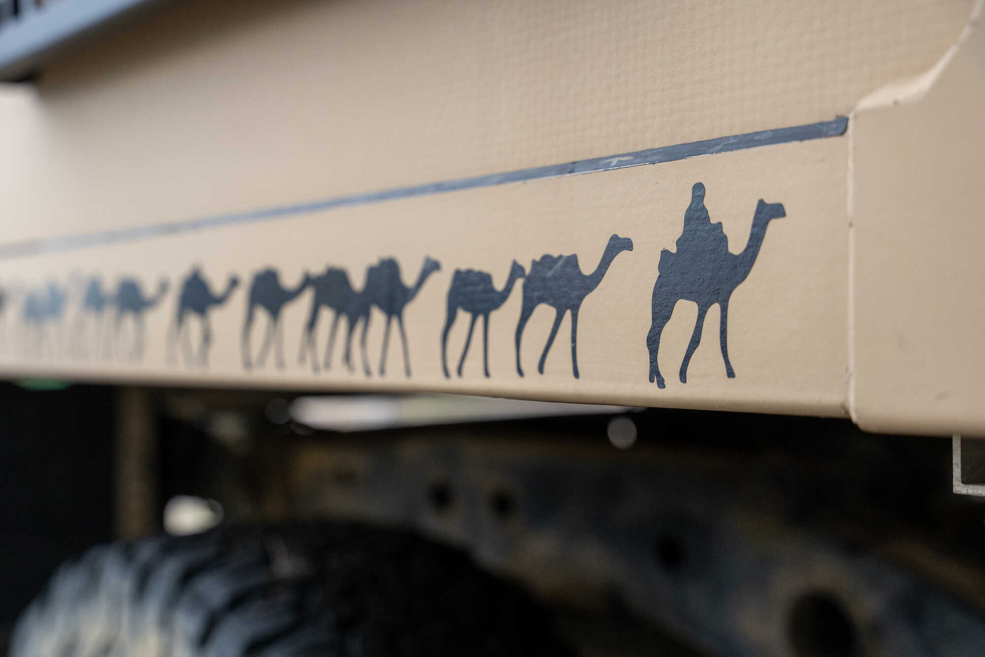 Über der Hinterachse zieht eine Karavane entlang...