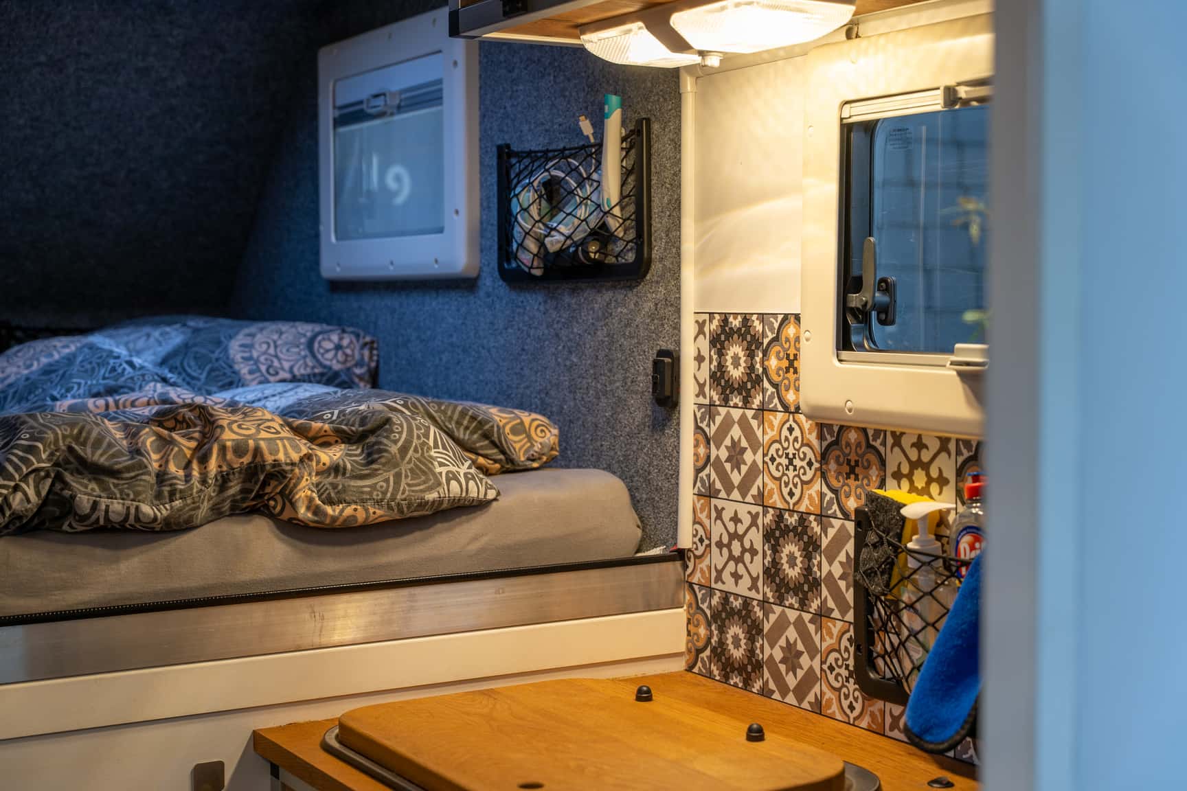 Küche und Bett im Alkoven der Pickup-Kabine