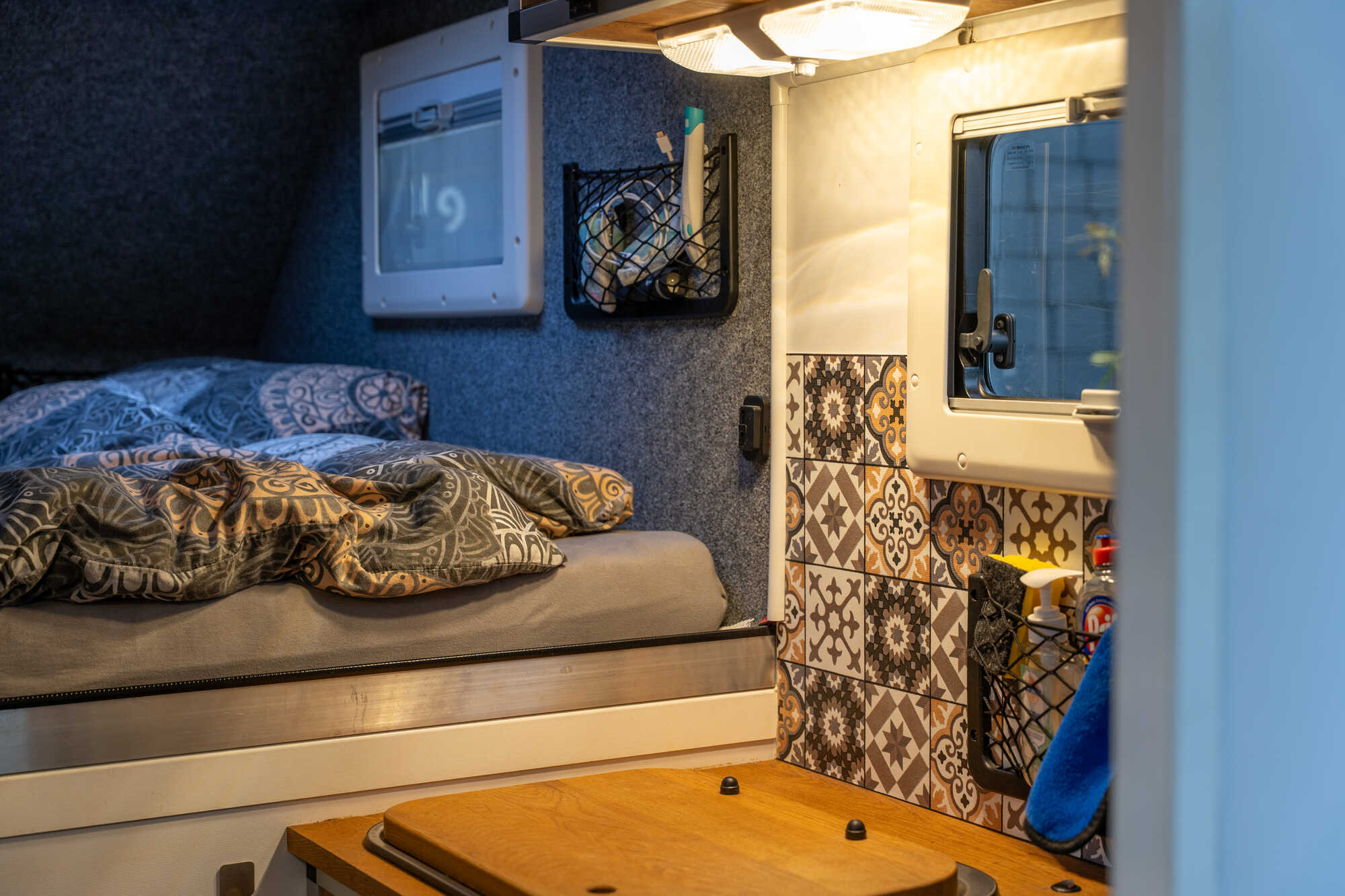 Küche und Bett im Alkoven der Pickup-Kabine