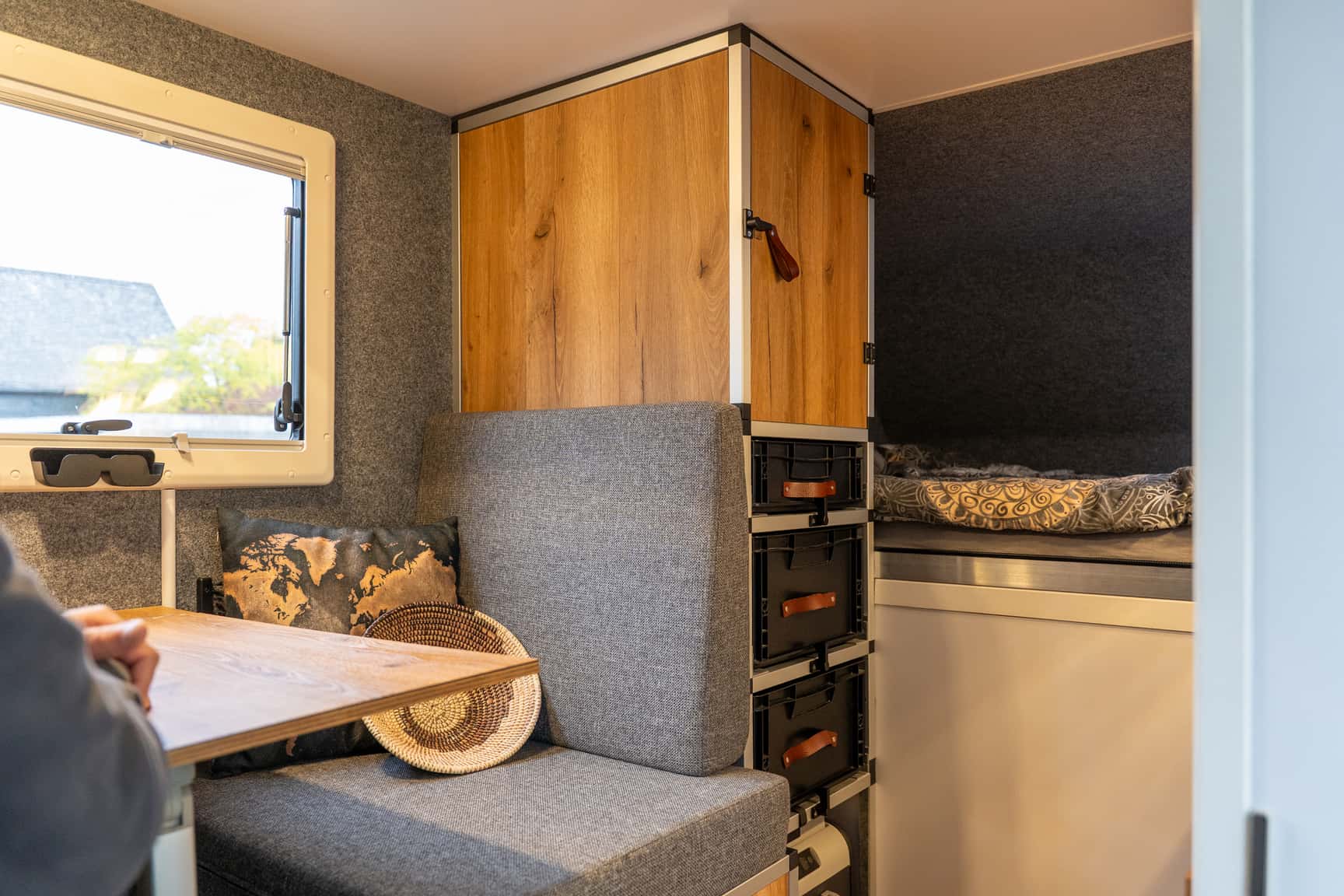 Sitzbereich, Stauraum und Bett im Alkoven der Pickup-kabine