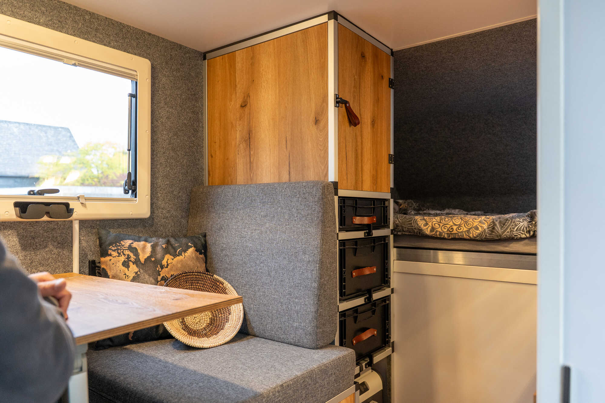 Sitzbereich, Stauraum und Bett im Alkoven der Pickup-kabine