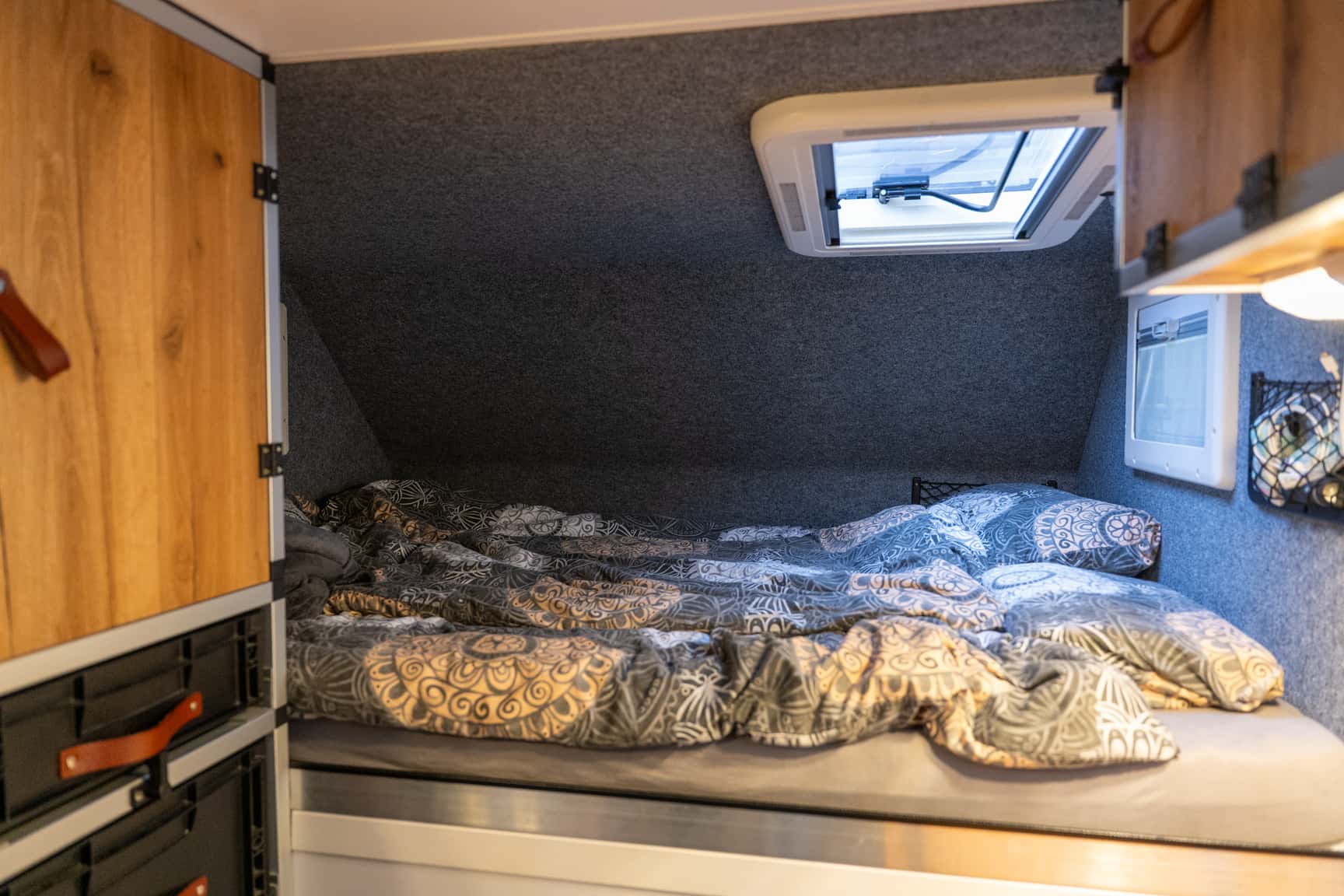 Geräumiges Bett im Alkoven von Rogers Pickup-Camper
