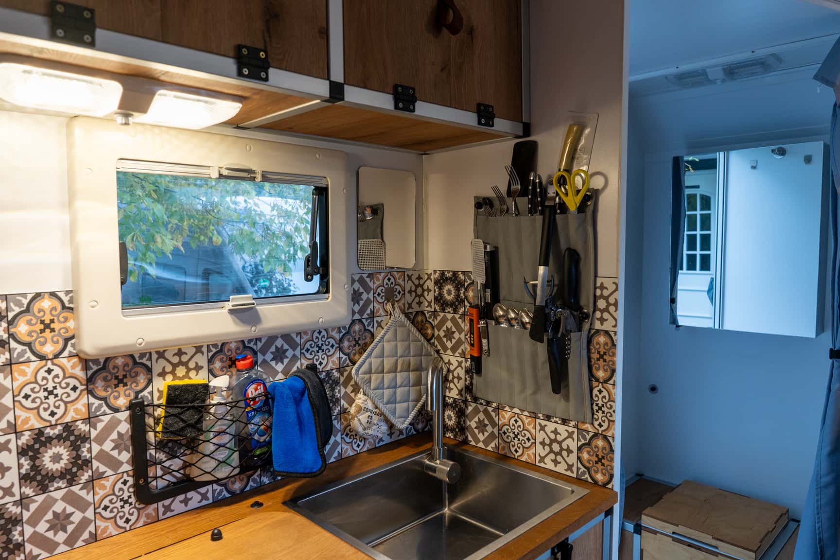 Küchenszeile in Rogers Wohnkabine auf einem Ford Ranger