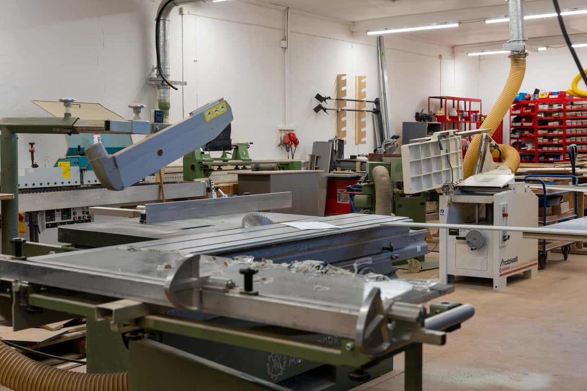 Klassische Holzbearbeitungsmaschinen: Formatkreissäge und Abrichte/Dickenhobel