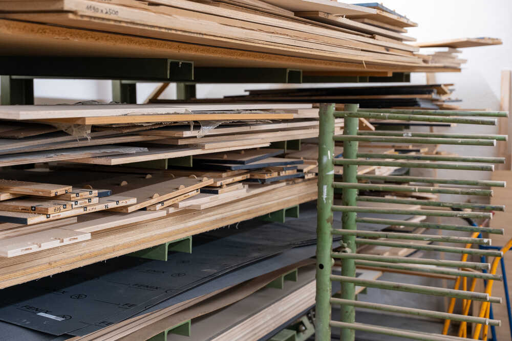 Hier warten gefräste Möbelteile im Regal auf den Zusammenbau